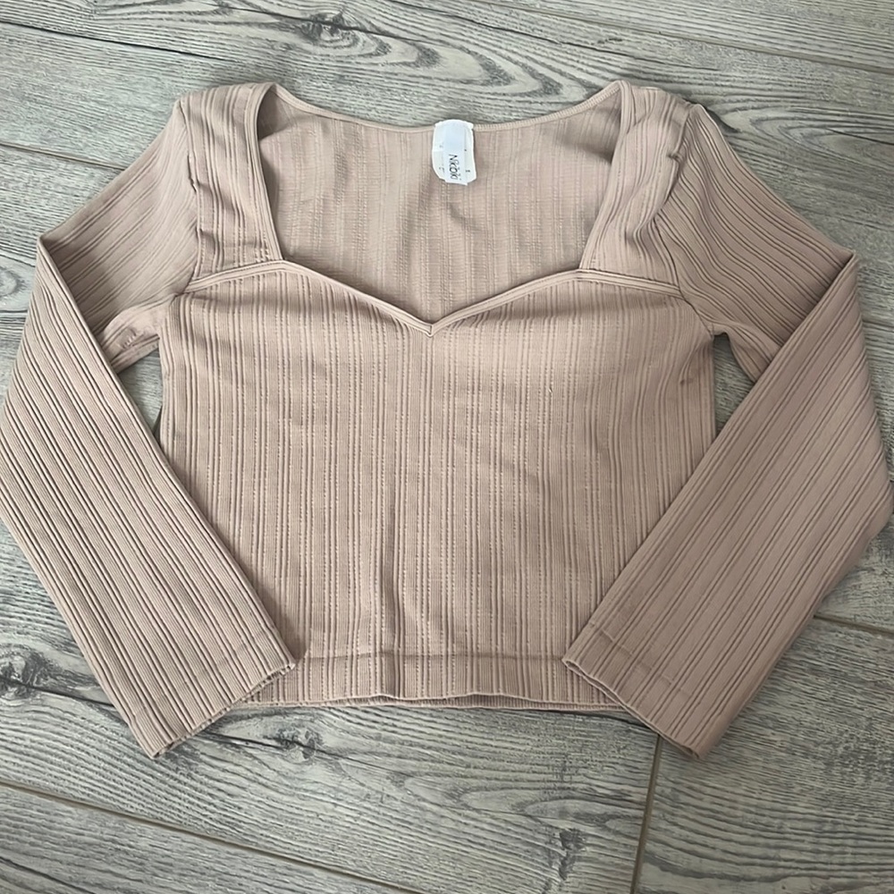 never been worn pretty cream crop top!